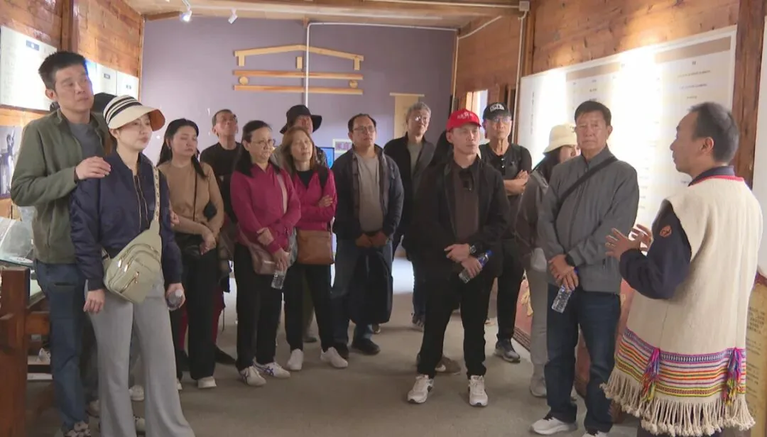 讲解员为游客讲解摩梭文化。(丽江融媒记者 赵丽军 摄)