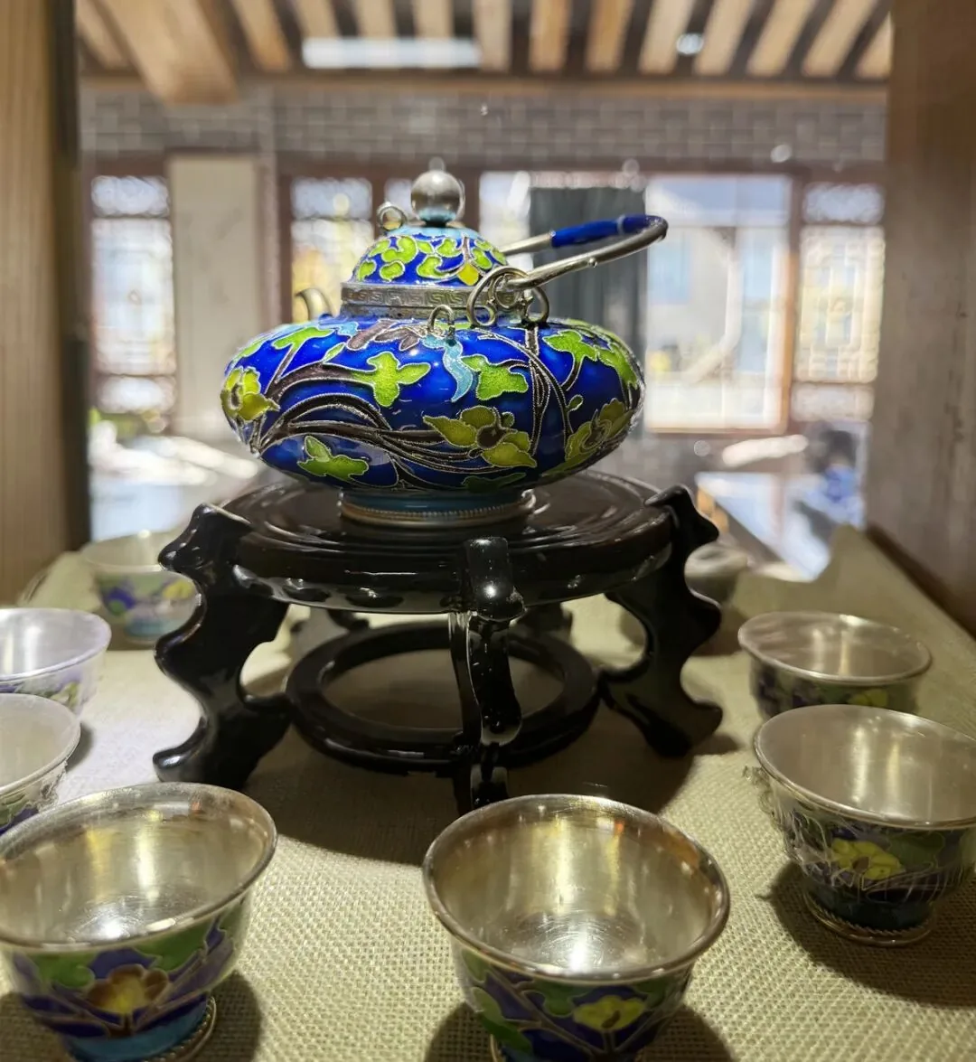 精美的珐琅彩银器茶具。(丽江融媒记者 张小秋 摄)
