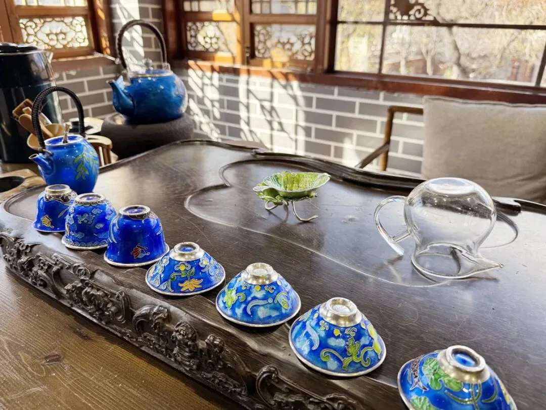 精美的珐琅彩银器茶具。(丽江融媒记者 张小秋 摄)